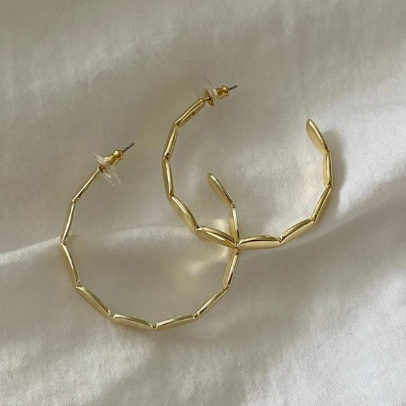 Kendra Scott Brooke Cuff Bracelet and Hoop Earrings Set in Gold - Picture 6 of 8